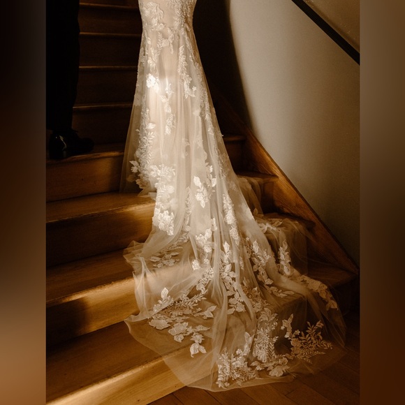 Maggie Sottero Greenley Wedding Dress size 4 (ivory over soft nude) - Picture 4 of 16